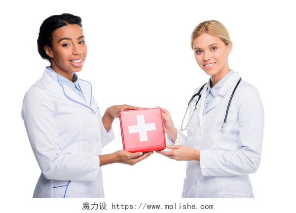 白色背景上手拿急救箱的两个女医生医生提出急救药箱